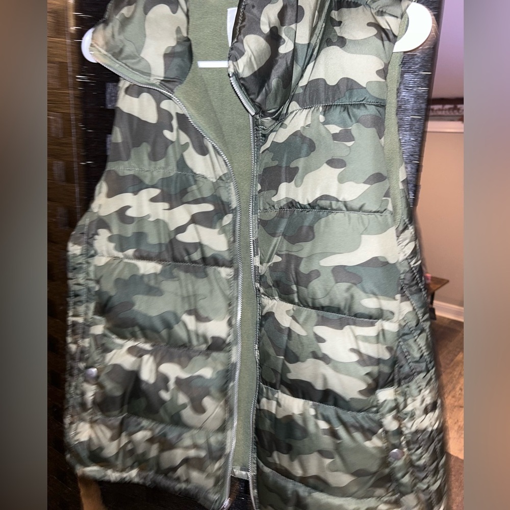 3/$30 - Women's Old Navy Camo puffer vest. Size Medium